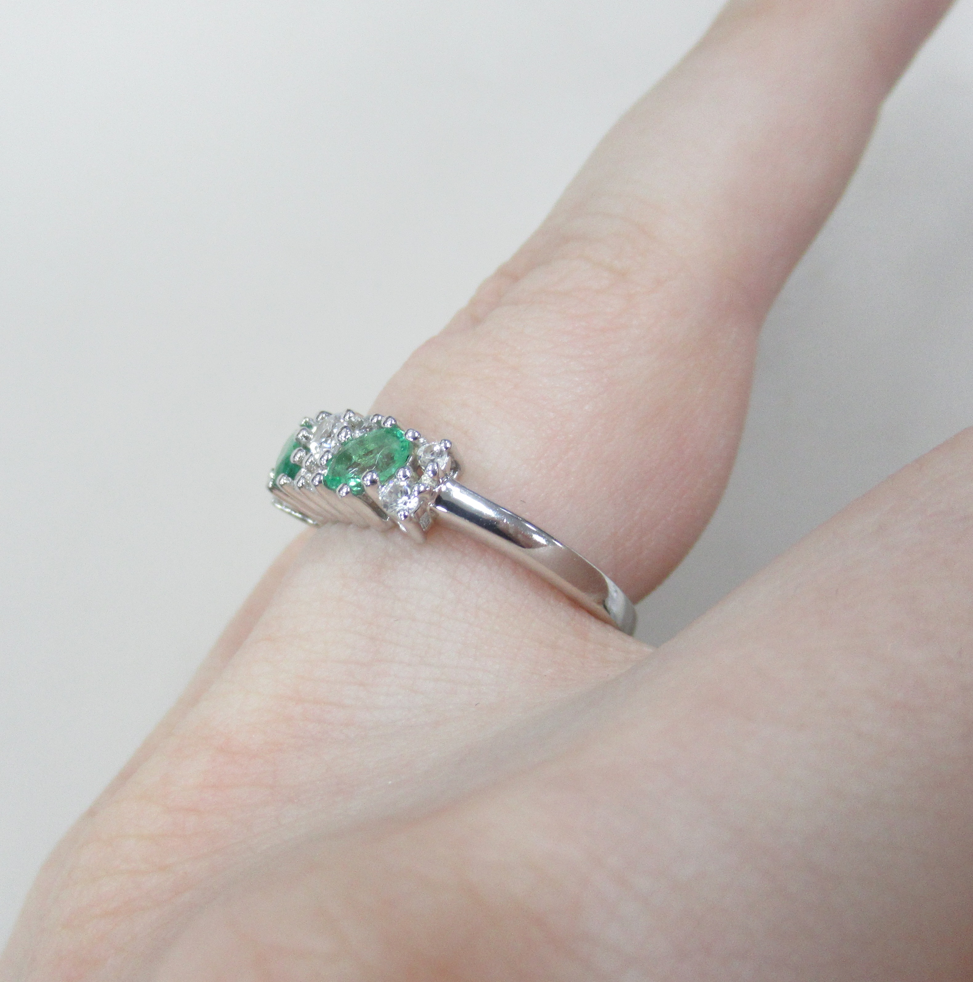 Серебряное кольцо с изумрудами